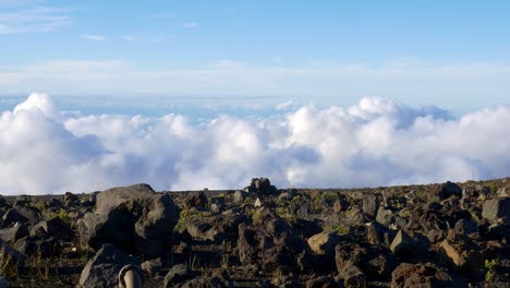 Sobre-Las-Nubes-En-El-Volcán-En-Hawaii