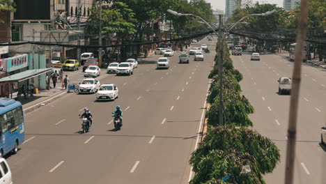Blick-Auf-Die-Stadt-Mit-Vielen-Autos-Und-öffentlichen-Verkehrsmitteln,-Die-Auf-Der-Straße-In-Cebu,-Philippinen,-Fahren