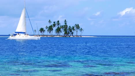 Catamarán-De-Vela-Frente-A-La-Isla-Tropical-Del-Caribe