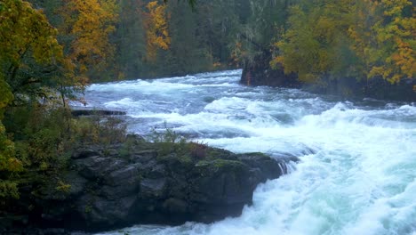 Starke-Strömung-Auf-Dem-Kanadischen-Fluss,-Ideal-Zum-Rafting