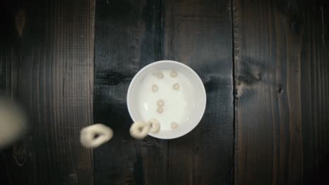Vista-única-De-Cereal-Cayendo-En-Un-Tazón-De-Leche