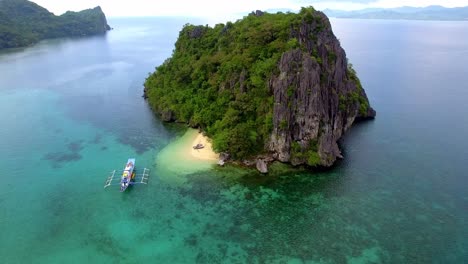 Typisches-Asiatisches-Boot,-Das-Um-Eine-Wunderschöne-Kleine-Tropische-Insel-Herum-Verankert-Ist