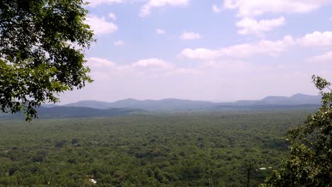 Amplia-Vista-Desde-La-Colina-Pinnawala-En-Sri-Lanka,-Sobre-Un-Vasto-Paisaje-Forestal