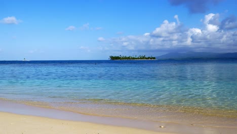 Sehr-Ruhig-Am-Glühend-Heißen-Strand-In-Der-Karibik