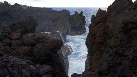 Espiráculo-De-Agua-En-Maui,-Hawaii-Durante-Un-Rocío-Alto