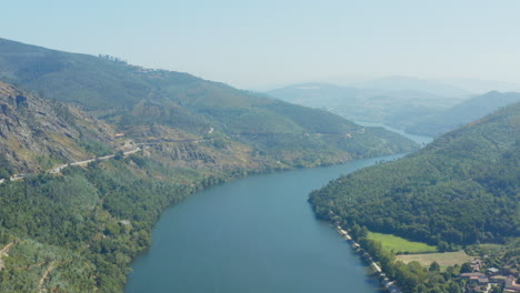 Der-Douro-Fluss-überquert-Die-Berge