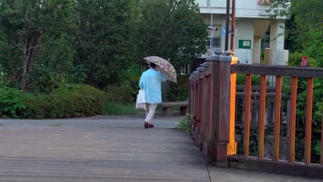 Im-Sommer-In-Japan-Ist-Es-üblich,-Menschen-Mit-Regenschirmen-Zu-Sehen,-Der-Hauptgrund-Ist,-Sich-Vor-Der-Hitze-Der-Sonne-Zu-Schützen