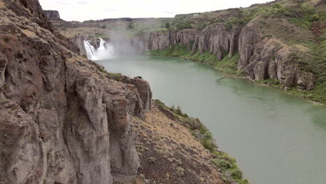 Drone-flying-near-the-snake-river-canyon-rim-to-reveal-Twin-Falls