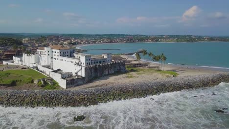 Elmina-Burg-Luftbild-Mit-Meeresverteidigung