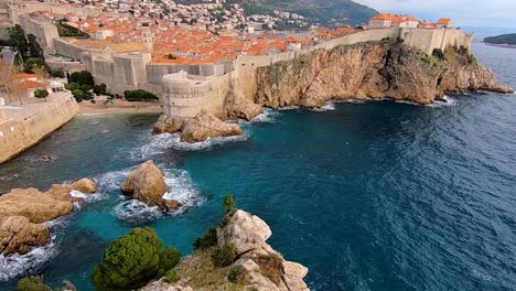 Vista-De-Las-Murallas-De-La-Ciudad-De-Dubrovnik,-Croacia---Lugar-De-Rodaje-Del-Juego-De-Tronos-Del-Desembarco-Del-Rey