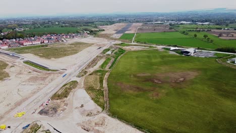 Luftdrohnenclip-Nähert-Sich-Der-Landebahn-Des-Flugplatzes-Woodford-Aerodrome-In-Großbritannien