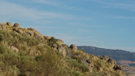 Eine-Panoramaaufnahme-Einer-Felsigen-Landschaft