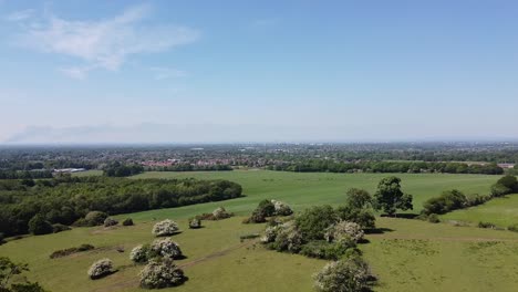 Drohnenclip-Aus-Der-Luft,-Der-Sich-über-Die-Landschaft-Bewegt,-Mit-Der-Stadt-Manchester-In-Großbritannien-Und-Sankey-Valley-Fire-Im-Hintergrund