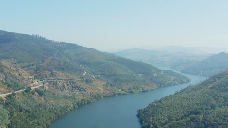 Douro-Fluss,-Der-Die-Berge-überquert