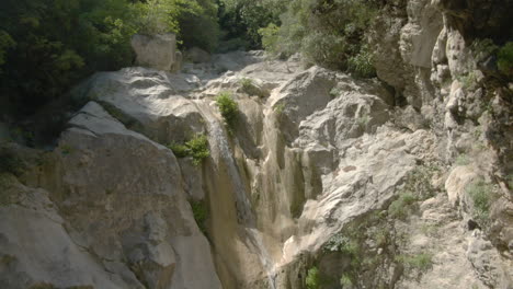 Aufsteigende-Drohnenaufnahme-Des-Dimosari-Wasserfalls-In-Lefkada