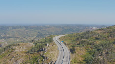 Panoramablick-Auf-Eine-Autobahn,-Die-Die-Natur-Schneidet