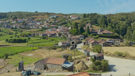 Drohnenaufnahme-Eines-Portugiesischen-Dorfes