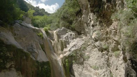 Kreisende-Drohnenaufnahme-Des-Dimosari-Wasserfalls-In-Lefkada