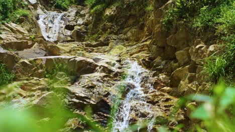 Zeitlupenwasserfall-Auf-Felsvorsprüngen-Im-Regenwald-Bei-Niedrigwasser