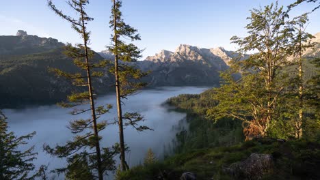 Timelapse---Niebla-En-Movimiento-Sobre-El-Lago-Austríaco