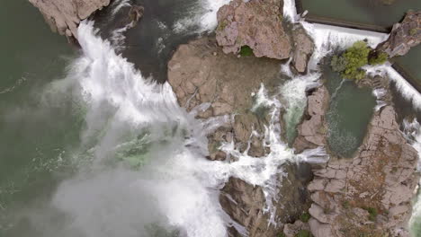 Drone-Mirando-Hacia-Abajo-En-La-Cascada-Twin-Falls