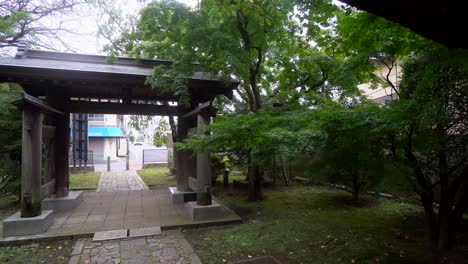 Las-Entradas-A-Los-Templos-Budistas-En-Tokio-Se-Consideran-Puertas-De-Entrada-De-Lo-Terrenal-A-Lo-Divino-O-Espiritual