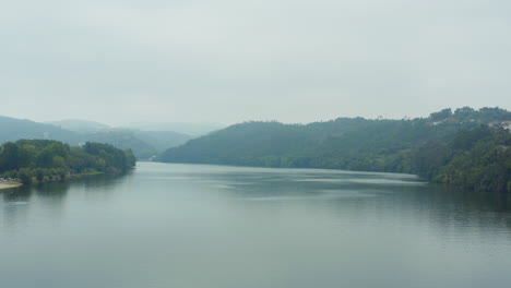Panoramaaufnahme-Des-Flusses-Douro-In-Der-Trauer