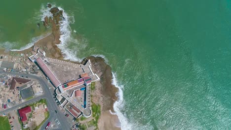 Cape-Coast-Castle-Luftaufnahme---Direkt-Darüber-Mit-Meerblick