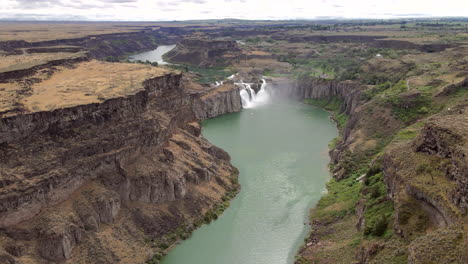 Dron-Volando-Alto-Sobre-El-Cañón-Del-Río-Snake,-Incluida-La-Cascada-Twin-Falls-En-Idaho