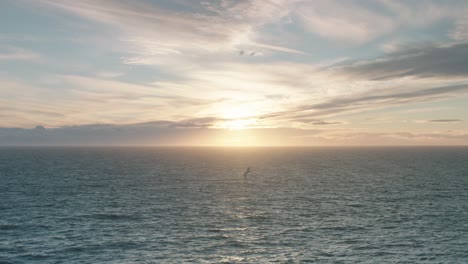 Eine-Wunderschöne-Meereslandschaft-Mit-Der-Untergehenden-Sonne-Am-Horizont