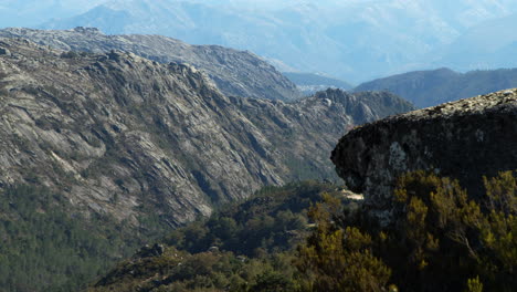 Vista-De-Las-Montañas-Rocosas-Del-Parque-Nacional-De-Geres-En-Portugal