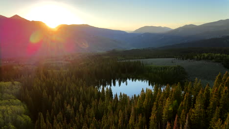 Sonnenaufgangsdrohne-Am-Frühen-Morgen-Mit-Blick-Auf-Den-Ruby-Peak-Und-Den-Dollar-Lake-Colorado