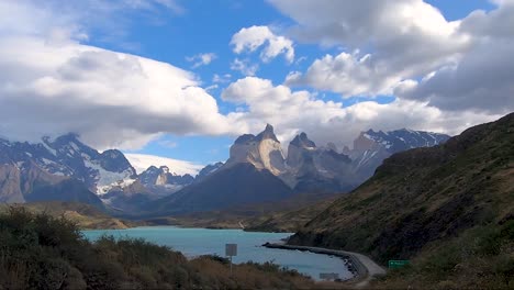 Fahren-Auf-Einer-Unbefestigten-Straße-In-Der-Nähe-Von-Los-Cuernos-Patagonia-Und-Seinen-Gletscherseen