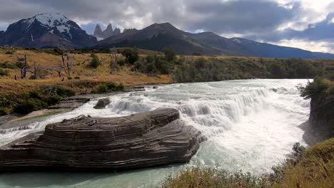 Kaskaden-Paine-Wasserfall-Im-Nationalpark-Torres-Del-Paine