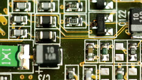 Elektronische-Leiterplatte-Mit-Transistorschaltkreisen-Und-Elektrischen-Hardwarekomponenten