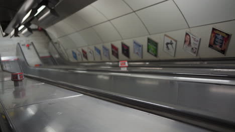 Escaleras-Mecánicas-Vacías-En-La-Estación-De-Metro-De-Londres-Durante-El-Brote-Pandémico-Del-Virus-Covid-19-Y-Bloqueo-En-Inglaterra,-Reino-Unido,-Cámara-Lenta