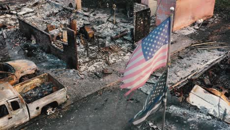 Luftaufnahme-Der-Amerikanischen-Flagge-Und-Niedergebrannter-Häuser-Vom-Almeda-waldbrand-2020-Im-Südlichen-Oregon,-Usa