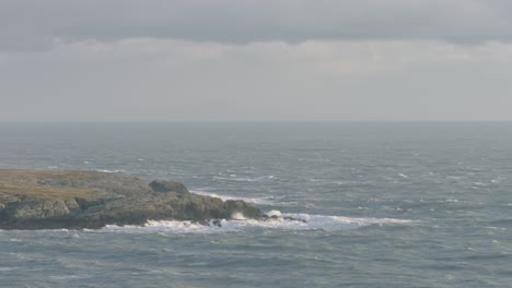 Raue-See-Mit-Wellen,-Die-Gegen-Felsen-Schlagen