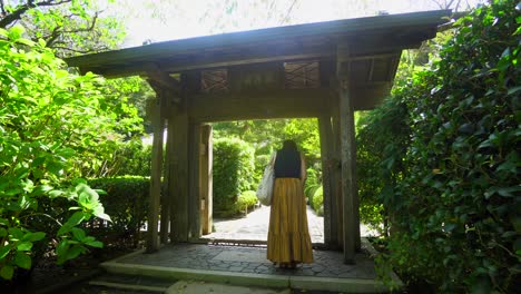 En-Kamakura,-Al-Sur-De-Tokio,-Es-Una-Ciudad-Llena-De-Templos