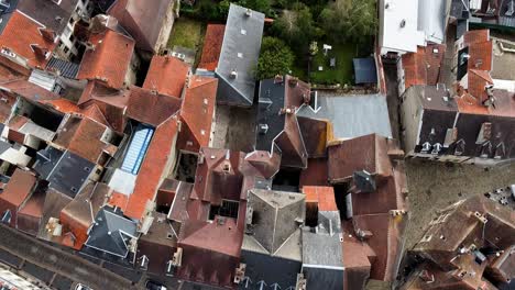 Alte-Häuser-Der-Stadt-Moulins-Frankreich-Von-Oben-Mit-Einer-Drohne-Geschossen