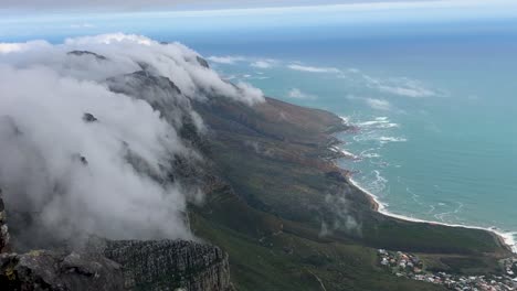 Blick-Auf-Die-Wolken,-Die-über-Den-Tafelberg-In-Kapstadt,-Südafrika,-Rollen