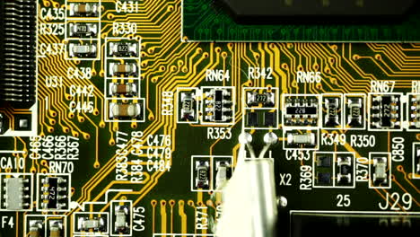 Grüne-Leiterplatte-Mit-Prozessor-Und-Elektronischen-Komponenten