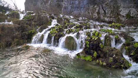 Cascada-Cascada-En-El-Parque-Nacional-De-Plitvice-Invierno