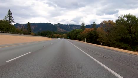 Eine-Herbstfahrt-Auf-Einem-Highway-In-Süd-Oregon
