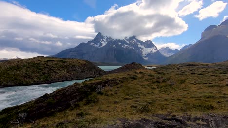 Río-Glacial-En-El-Parque-Nacional-Torres-Del-Paine-Con-Las-Montañas-En-La-Distancia