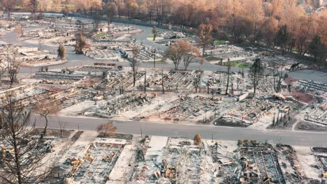 Luftaufnahme-Einer-Niedergebrannten-Gemeinde-Und-Von-Fahrzeugen-Aus-Dem-Almeda-waldbrand-2020-Im-Süden-Von-Oregon,-Usa