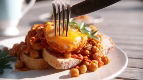 Breakfast-of-beans-and-eggs-cut-into-1000-fps-Phantom