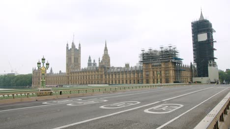Lockdown-in-London,-deserted-Westminster-Bridge-in-front-of-Big-Ben-and-The-Houses-of-Parliament,-during-2020's-COVID-19-pandemic