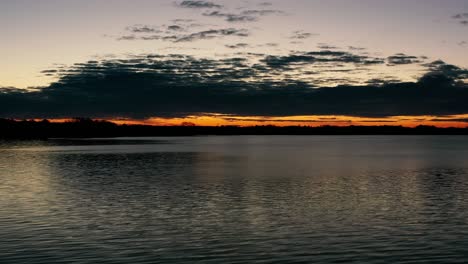 Sonnenaufgang-über-Einem-See-Im-Ländlichen-Wisconsin,-Usa