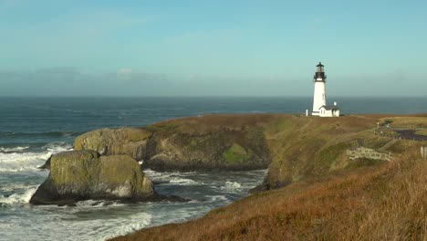 Yaquina-Head-Lighthouse-and-sea-cliffs-on-a-sunny-day